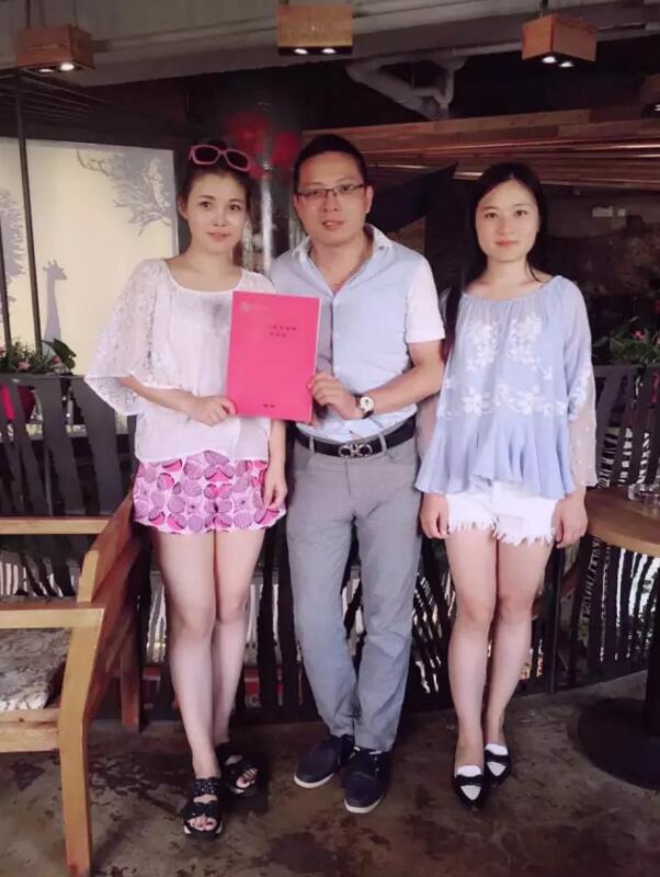 托马斯招商总监叶老师(中)与王女士(左)签约后合影