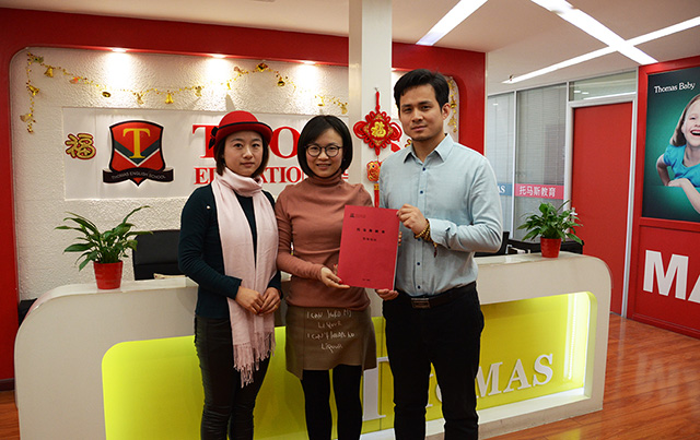托马斯招商总监朱老师(右)与李女士(左)、彭女士(中)签约后合影